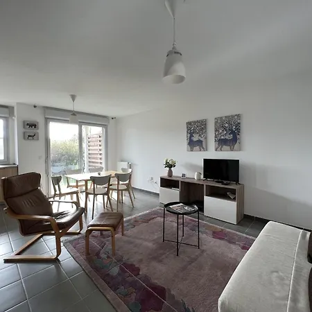 Three-bedroom In شقة